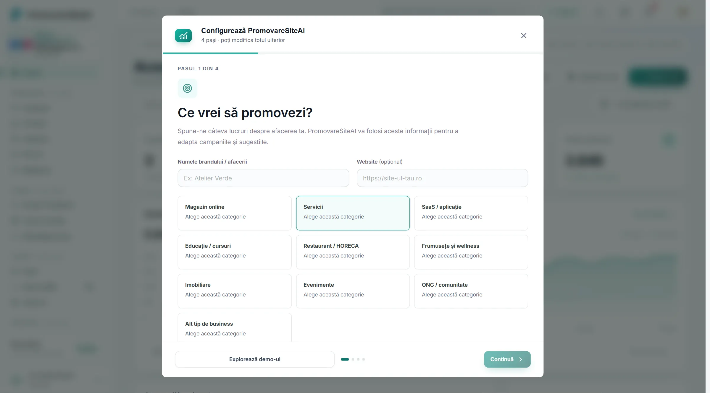Fereastra „Configurează PromovareSiteAI”, pasul 1 din 4: numele brandului, website-ul opțional și zece categorii de afacere, cu „Servicii” evidențiată.